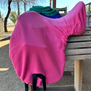 Pink saddle cover with embroidered horseshoe